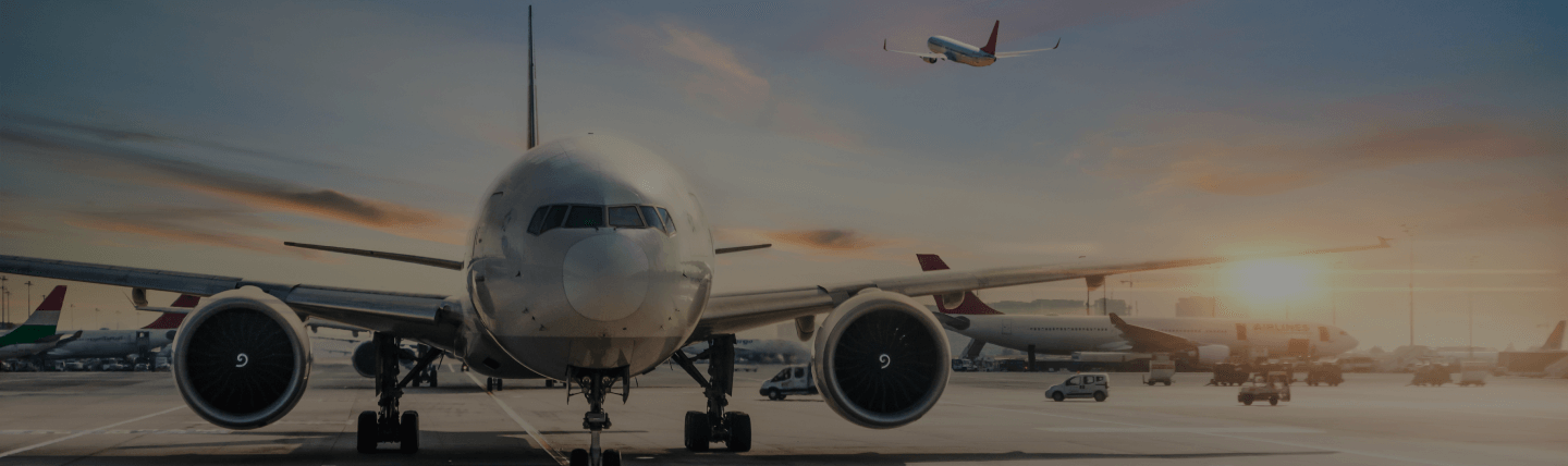 Imagem de um avião para ilustrar a parte que a Allianz contempla cobertura para transporte nacional e internacional