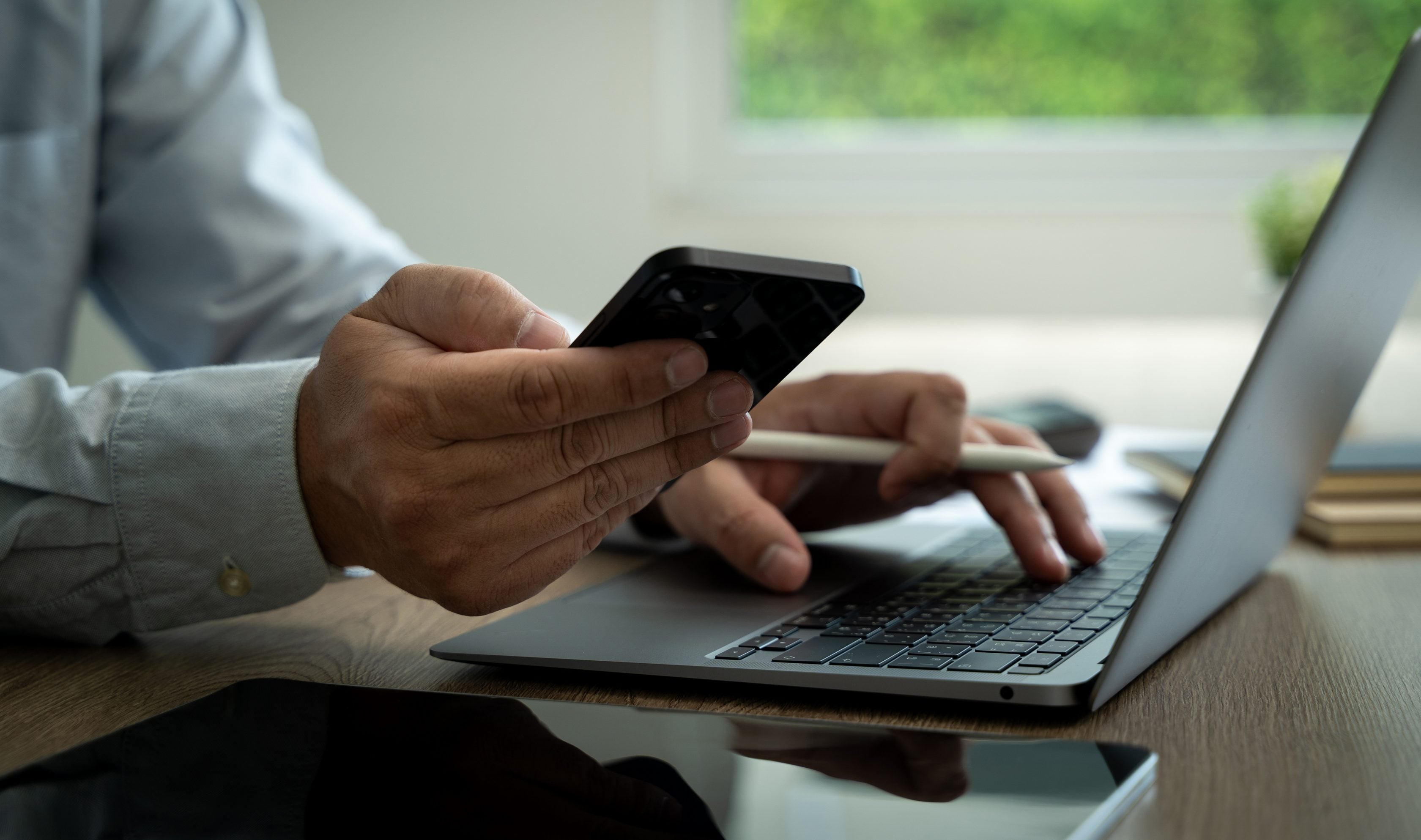 Imagem de uma mão para ilustrar a seção de Serviços Digitais