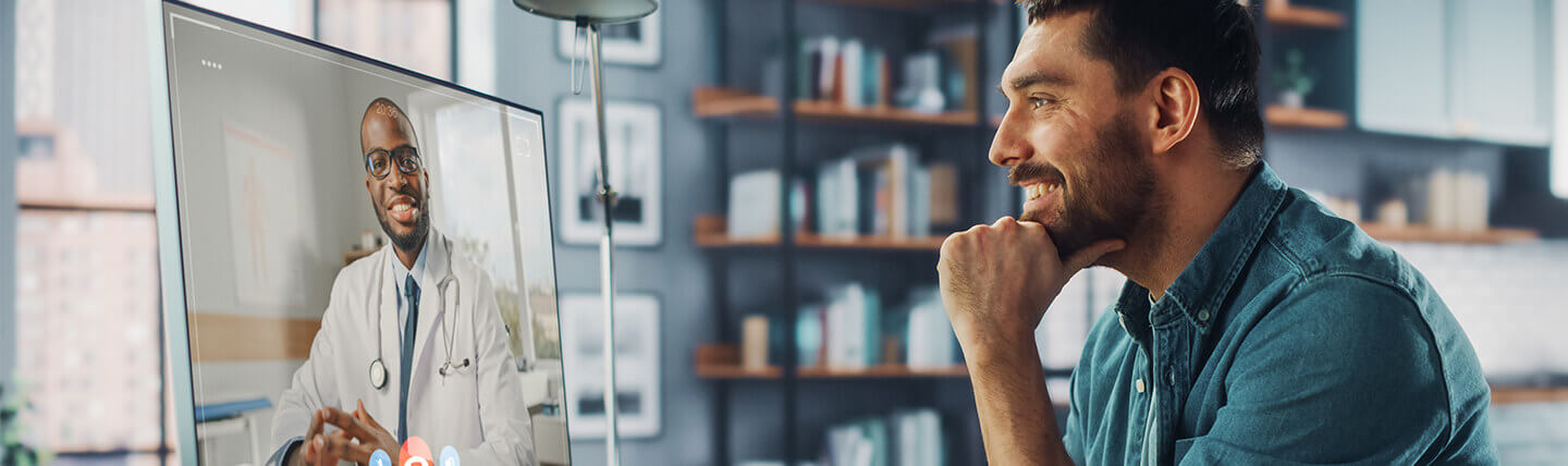 Homem realizando uma consulta online por meio de telemedicina