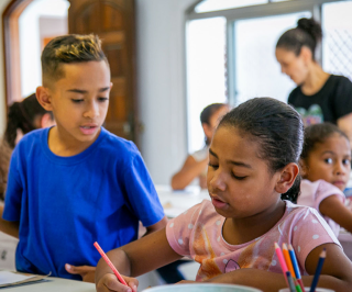 Foto de crianças da associação beneficiente da Allianz