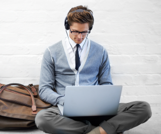 Imagem do corretor da Allianz utlizando o notebook sentado no chão