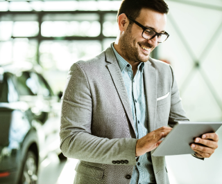 Corretor da Allianz utilizando um tablet na garagem