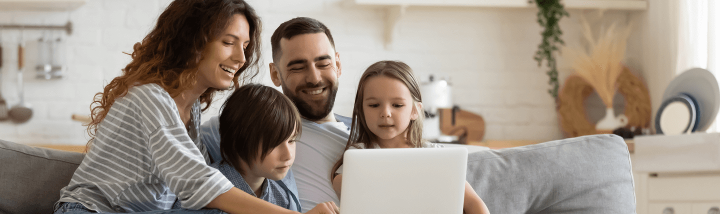 Familia olhando Notebook