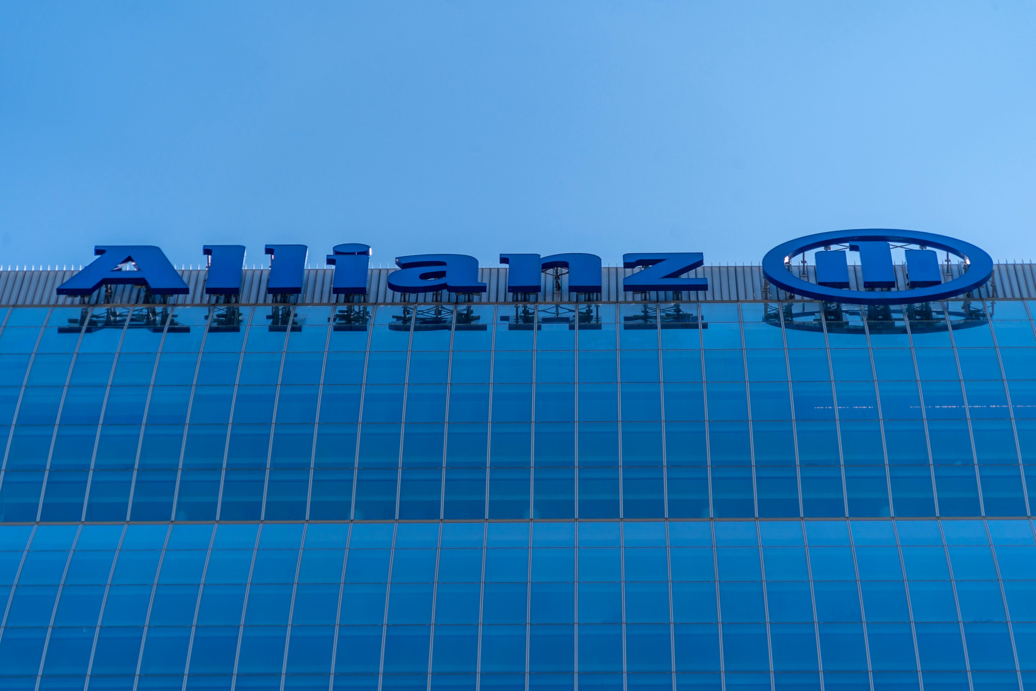 Foto de um prédio dentro da seção "Sobre a Allianz" com o título "Conheça nossa história"