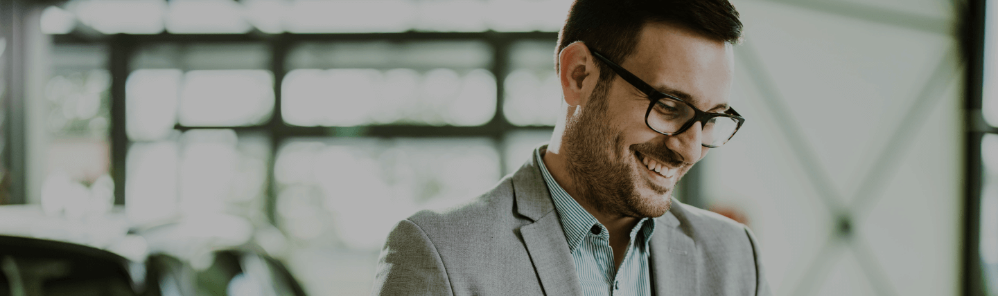 Homem sorrindo como corretor Allianz