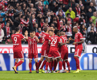 Imagem de jogadores de futebol do Bayer de Munique na Allianz Arena