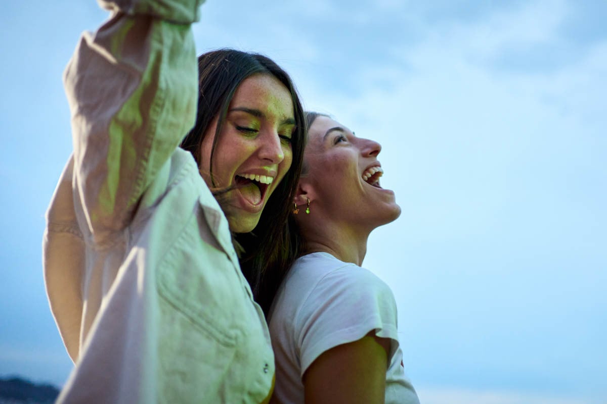 Duas pessoas felizes sorrindo