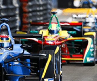 Foto do pit stop com veículos da Fórmula E