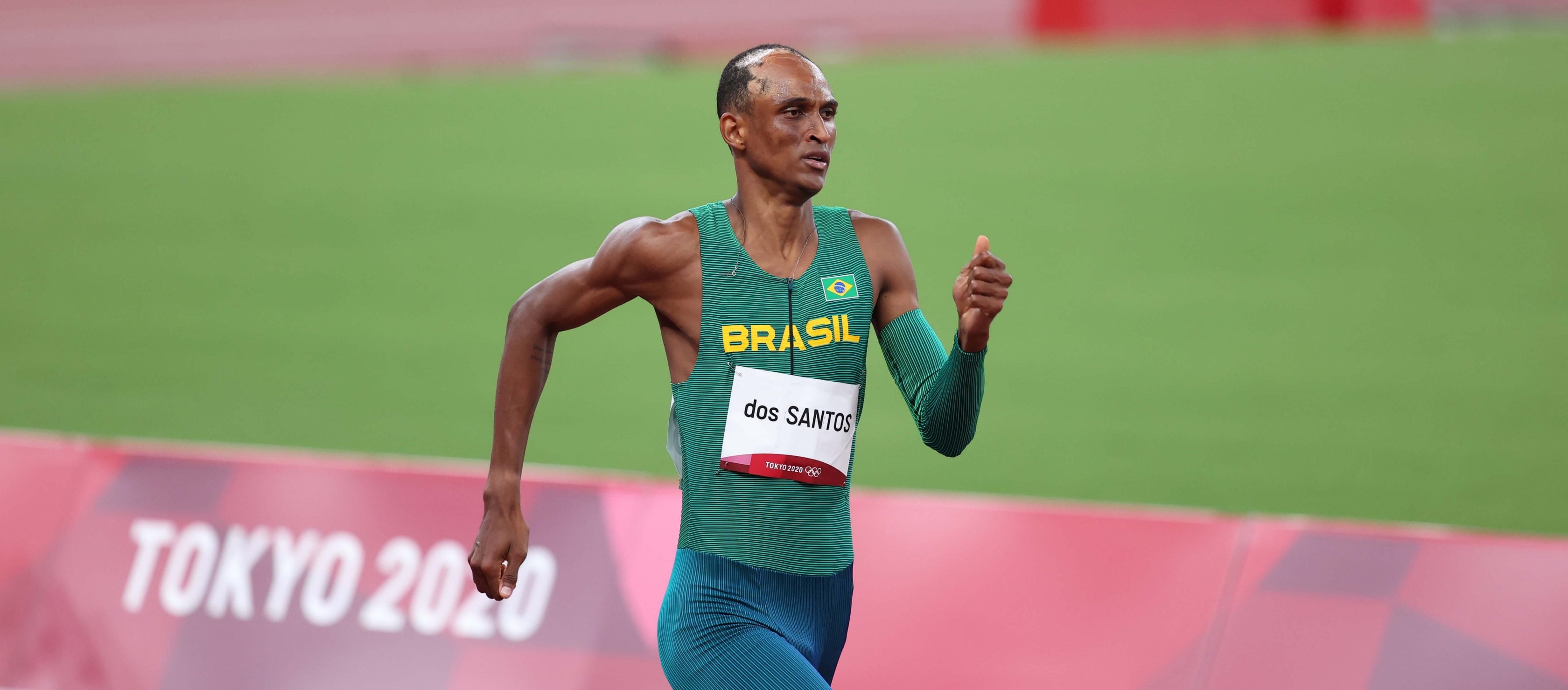 Foto de Alison do Santos na prova de atletismo