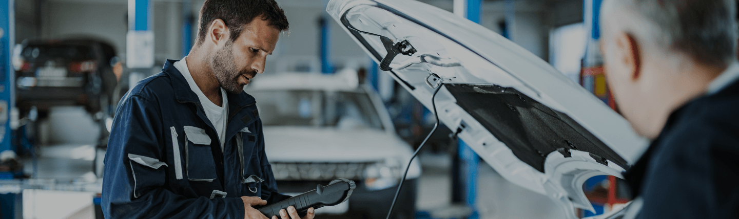 Banner de homem fazendo ajustes em um carro representando os prestadores de serviços da Allianz