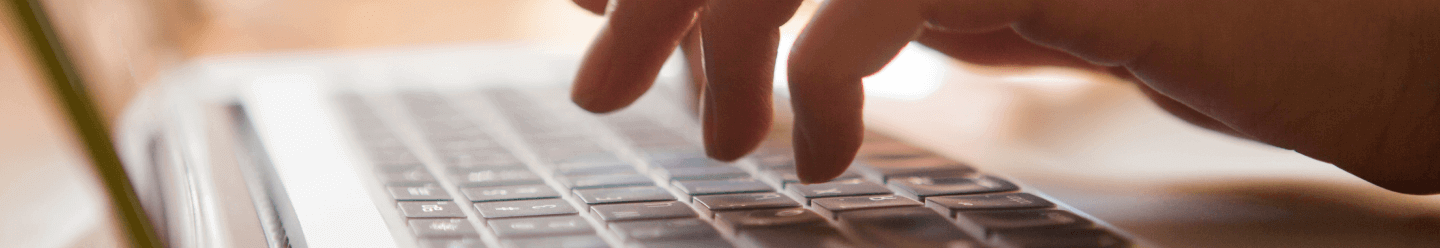 Imagem de uma mão no teclado do computador para falar sobre o "Allianz Garantia"
