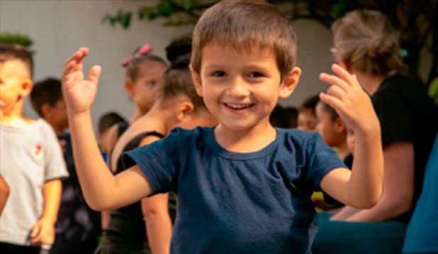 Foto de criança da associação beneficiente da Allianz