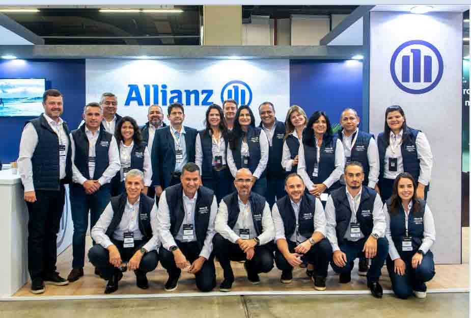 Foto de corretores na Allianz em frente ao estande da Allianz Seguros
