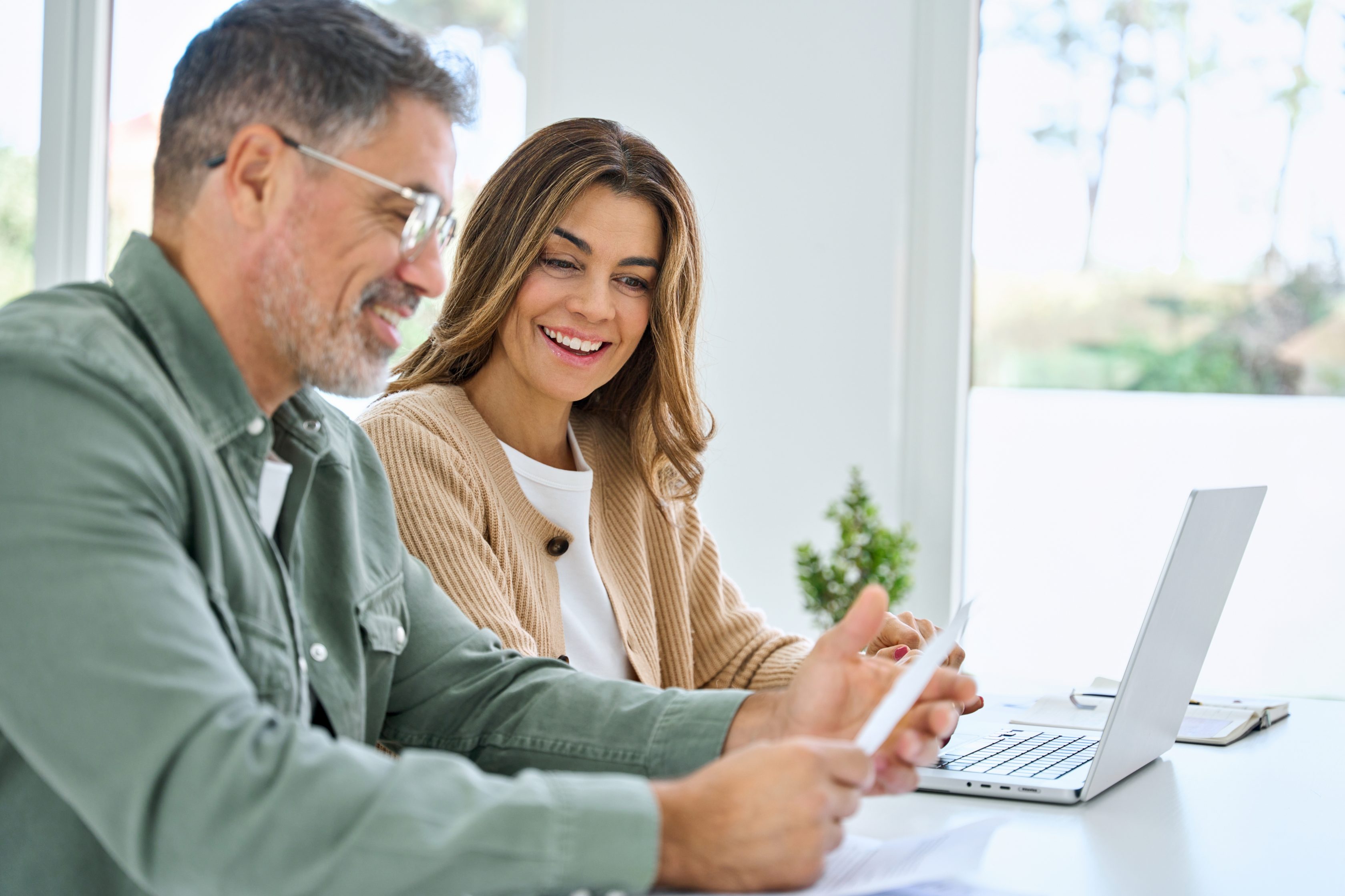 Corretores da Allianz conversando e analisando dados