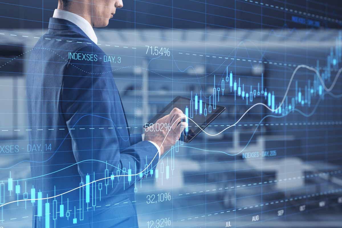 Imagem de corretor da Allianz analisando resultados em um tablet