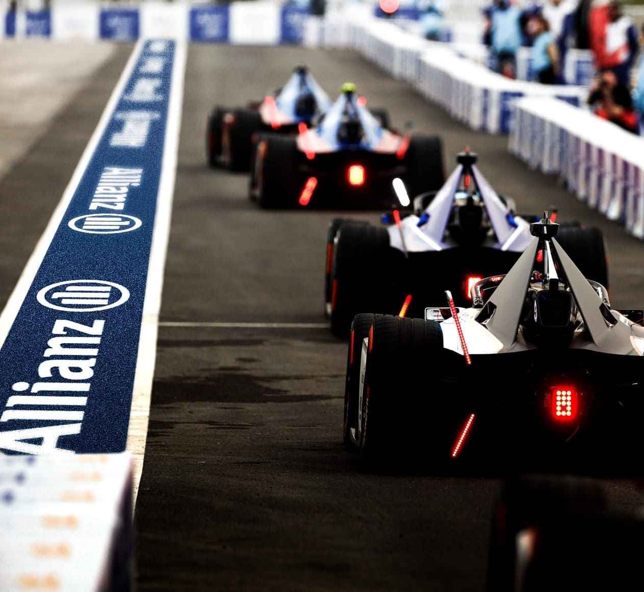 Foto do pit stop da Fórmula E com faixa pintada no chão com logo da Allianz