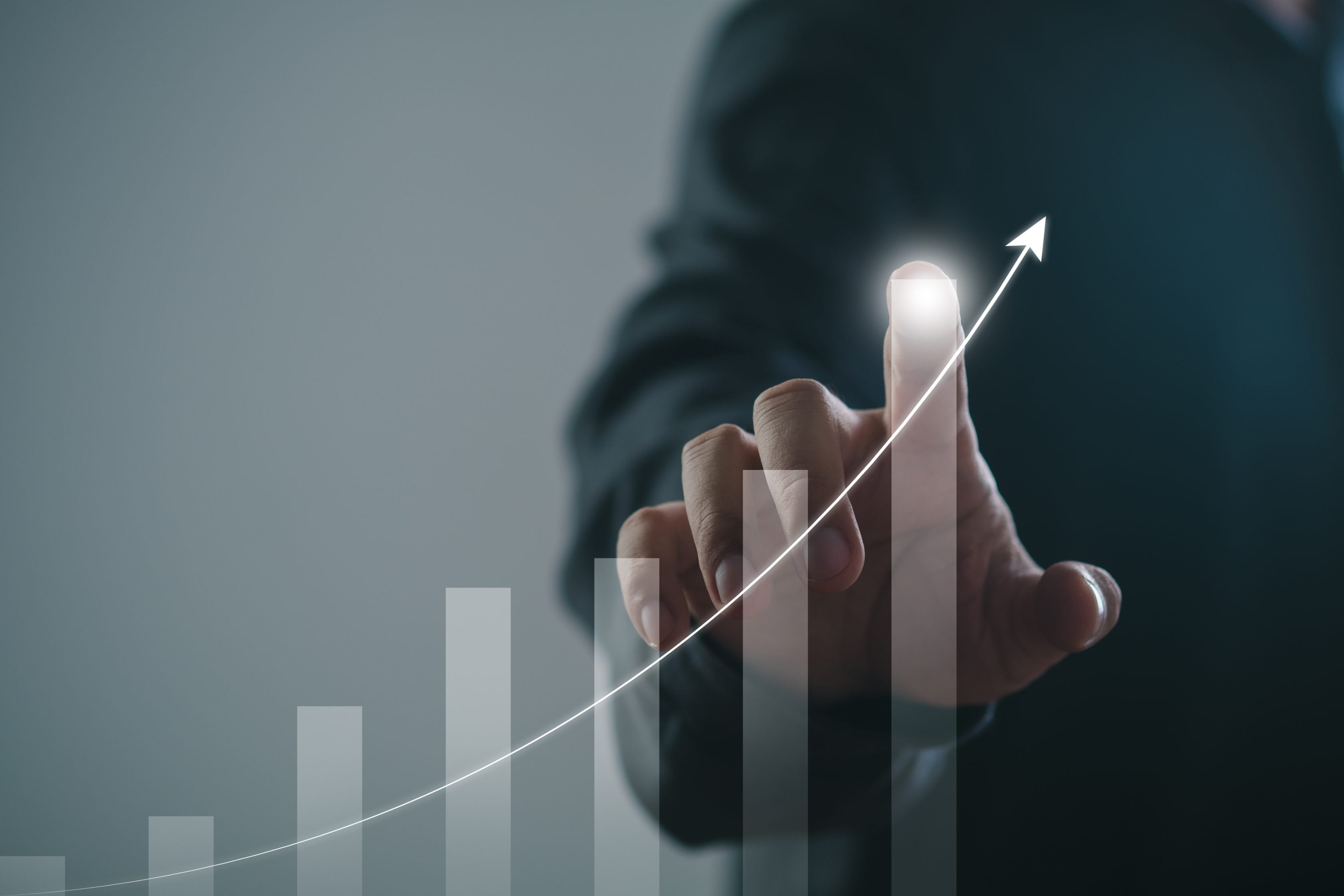 Corretor da Allianz apontando para um gráfico de crescimento