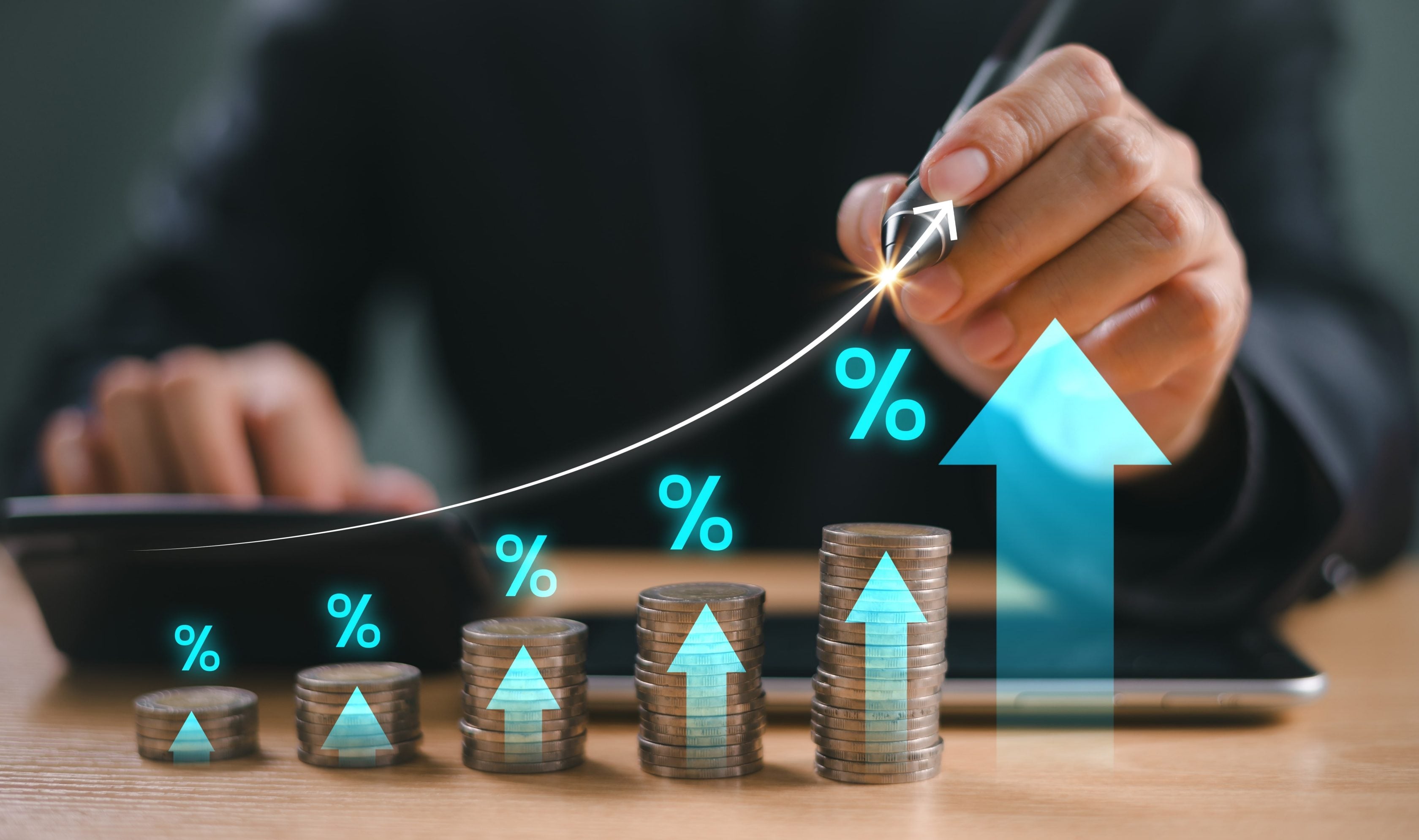 Imagem de um corretor Allianz empilhando moedas como representação de um gráfico de crescimento