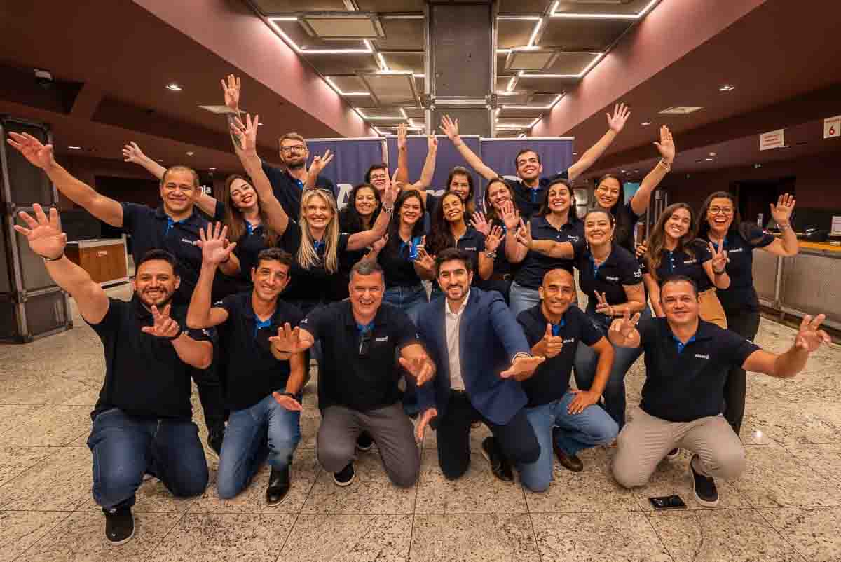 Pessoas com braços levantados em foto do programa +Capaz da Allianz em Piracicaba, voltado à capacitação em seguro Empresa PME.