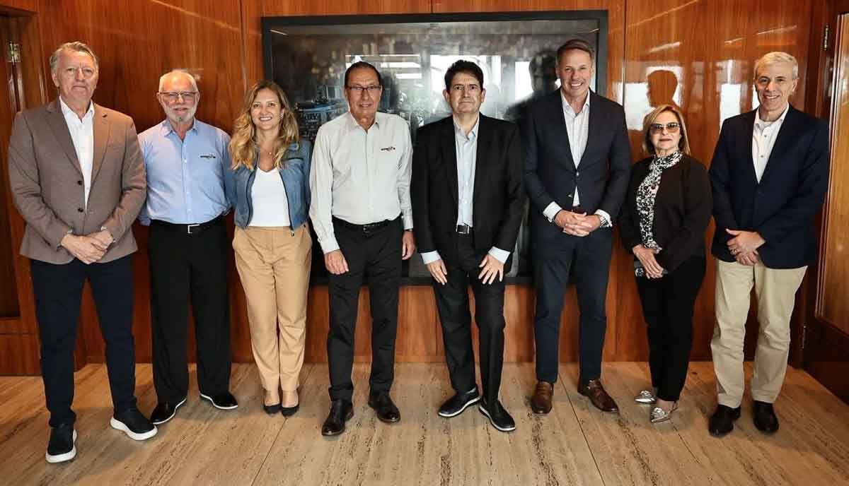 Pessoas reunidas em encontro da Allianz Seguros com assessorias de São Paulo, reforçando parcerias e relacionamento comercial.