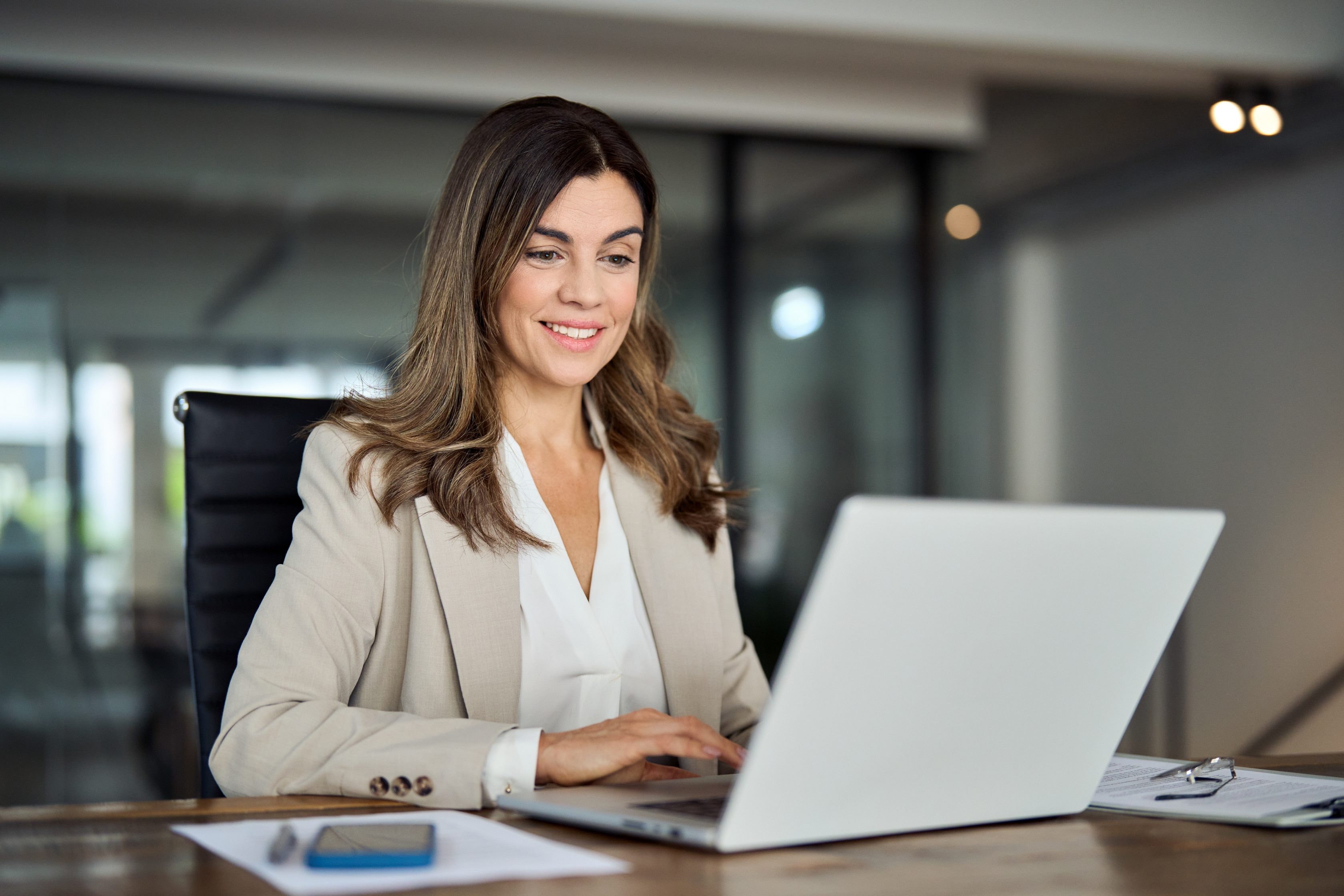 Corretora da Allianz assistindo curso de Negócios oferecido pela Allianz
