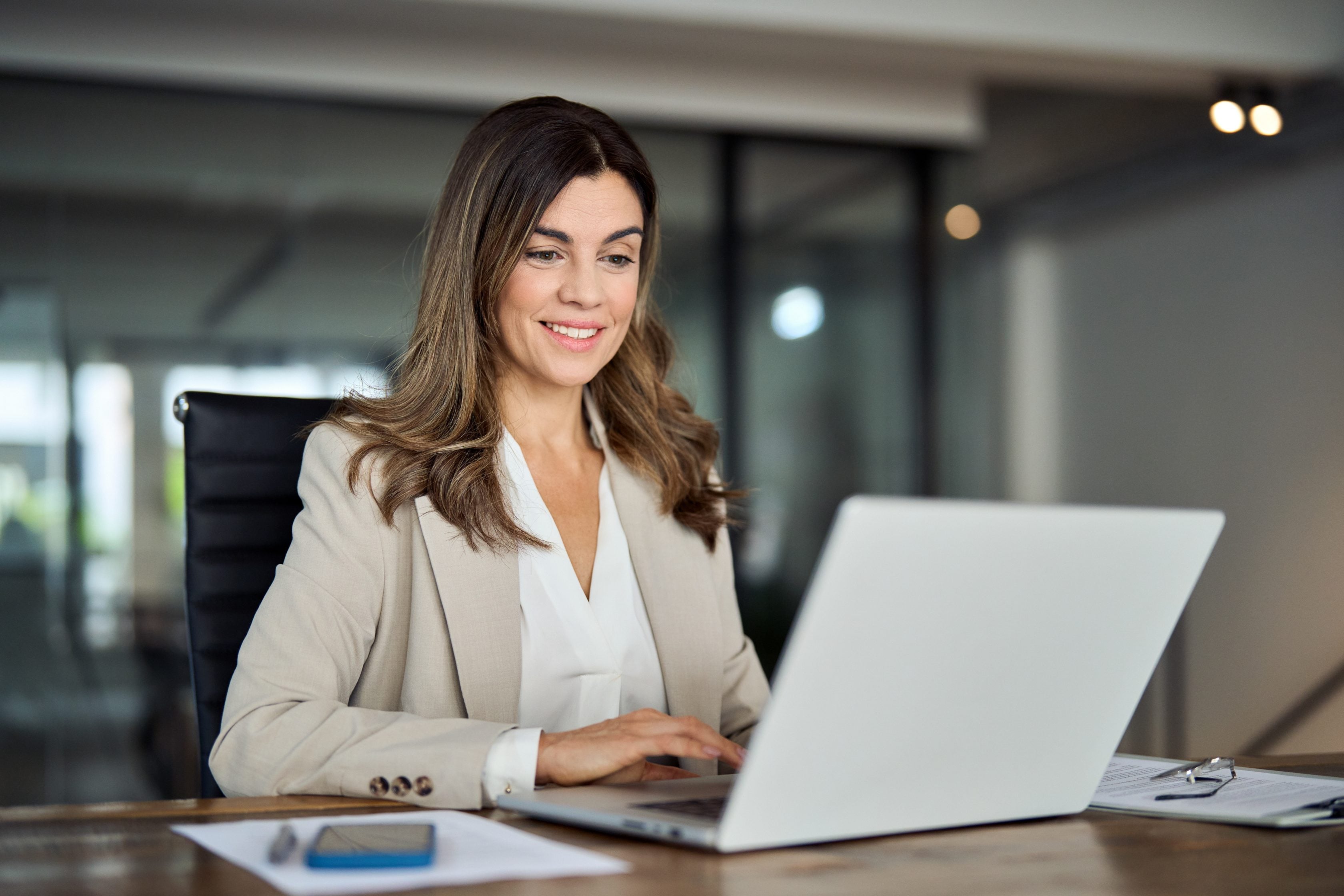 Corretora da Allianz assistindo curso de Negócios oferecido pela Allianz