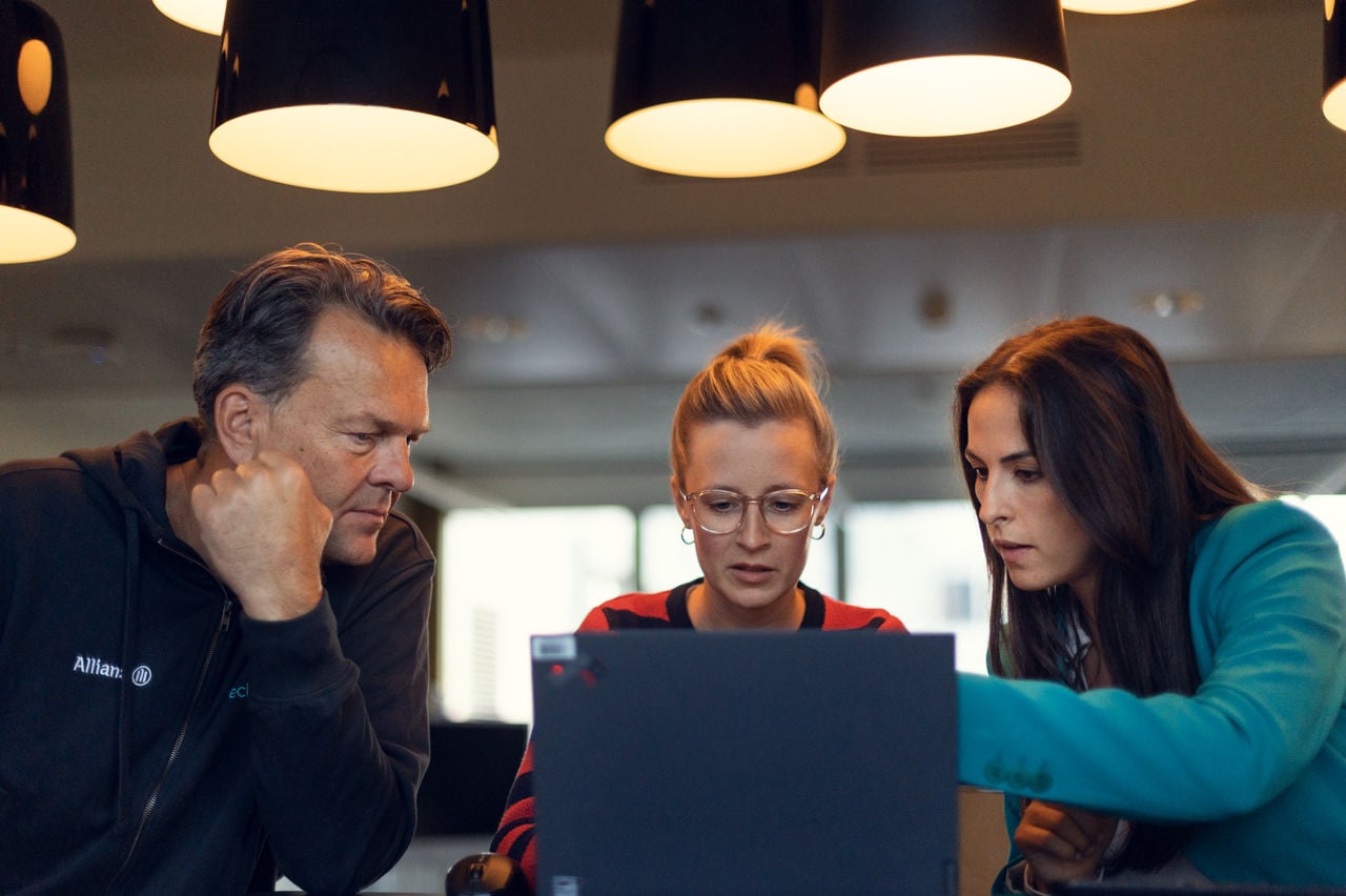 Imagem de corretores da Allianz analisando dados no notebook