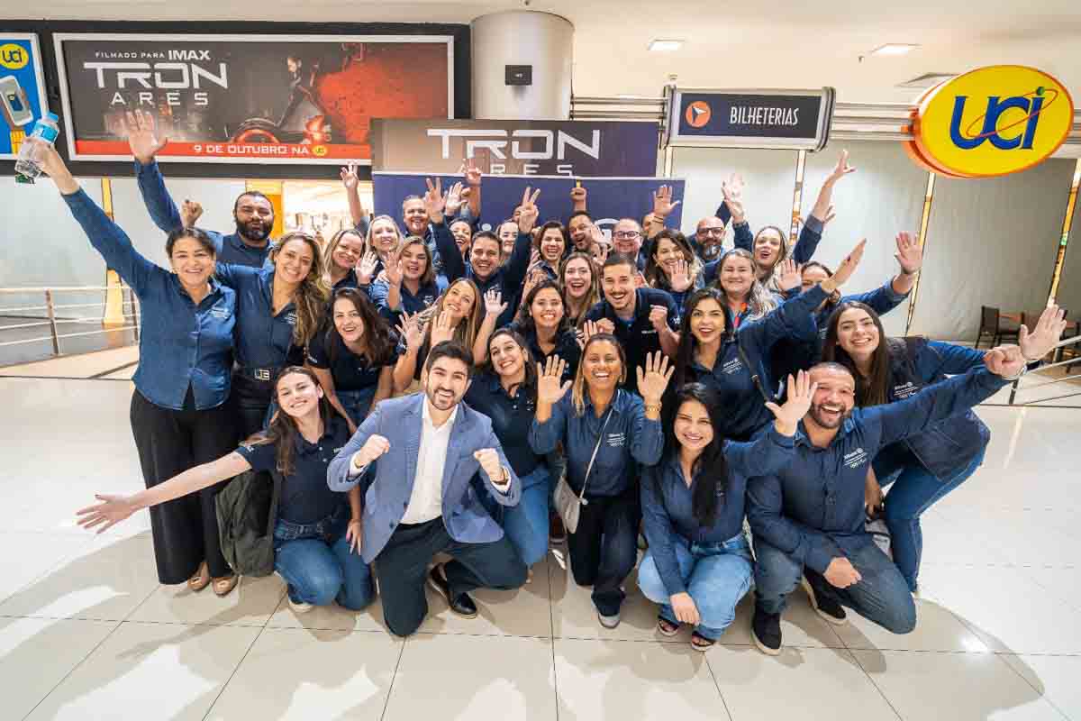  Pessoas com braços levantados em foto do programa +Capaz da Allianz em São Paulo, com foco na capacitação em seguro Empresa PME.