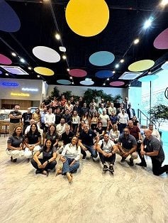 Corretores reunidos em evento presencial da Allianz para o lançamento do programa Alliadoz 2026 em Minas Gerais e no Centro‑Oeste.