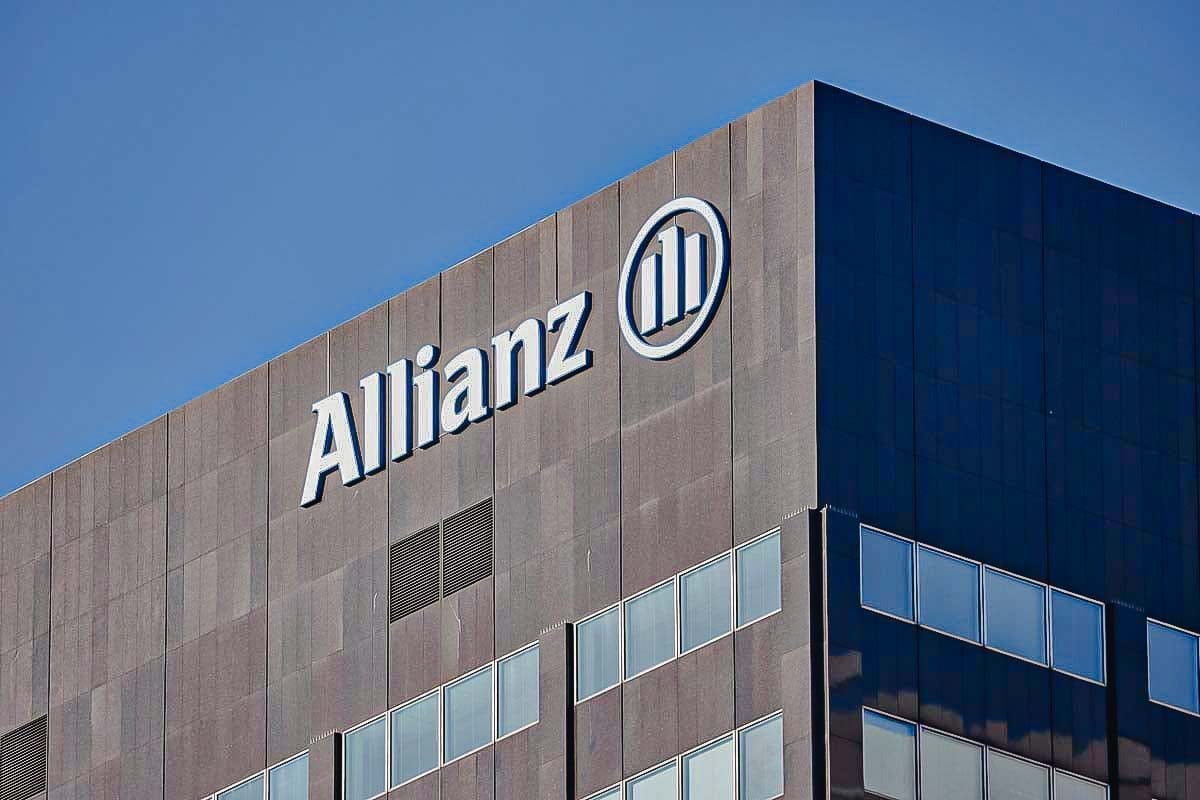 Foto da fachada do prédio da Allianz em escrita branca