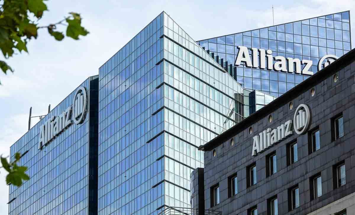 Foto do prédio da Allianz com logo em branco na fachada