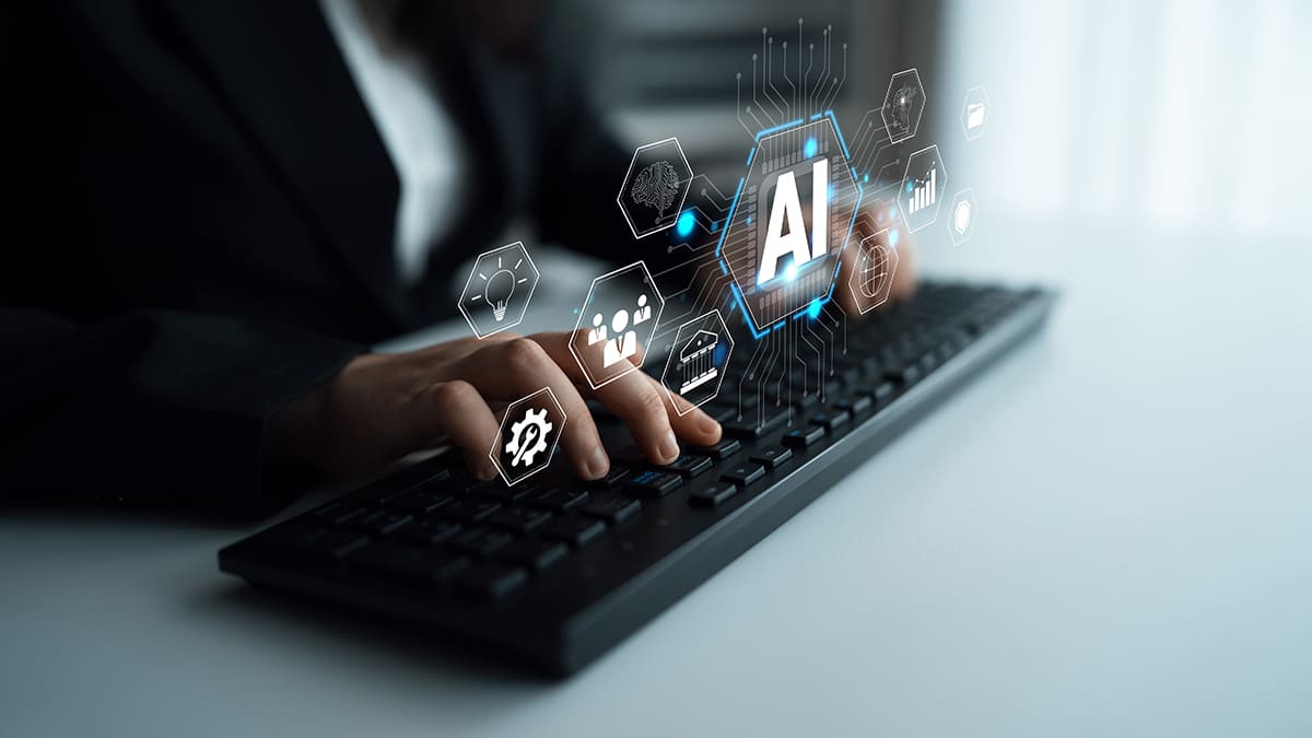 Pessoa digitando em teclado com interface de inteligência artificial e ícones digitais representando inovação