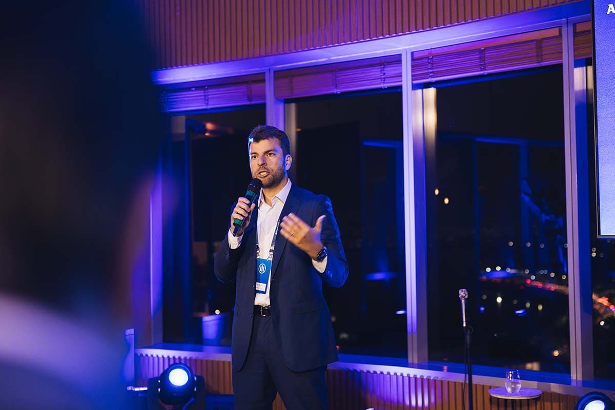 Executivo Caio Souza apresenta o Allianz Life durante evento de lançamento do novo canal.