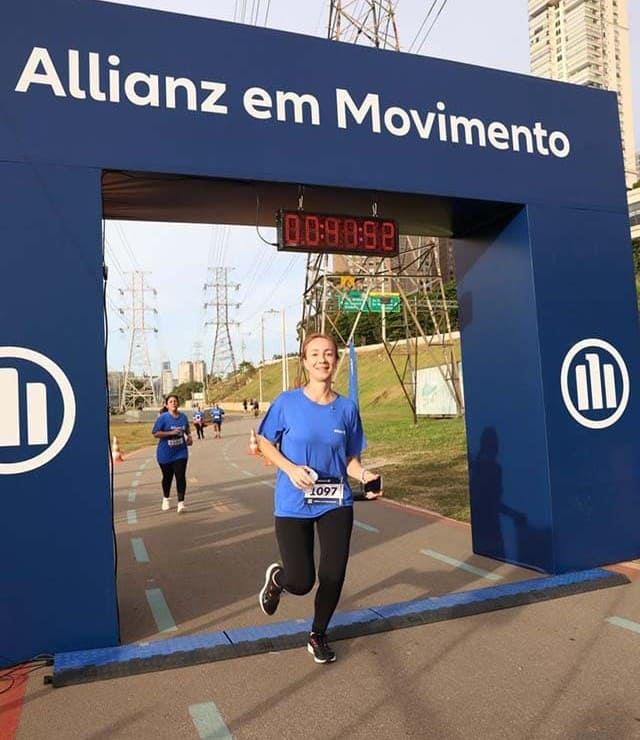 Executiva Laura Vidmontas na linha de chegada da corrida Allianz em Movimento em São Paulo.