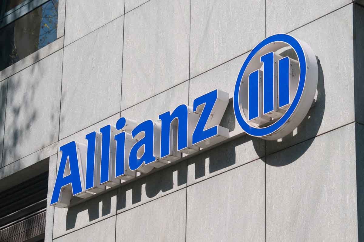 Foto da fachada do prédio da Allianz em escrita azul