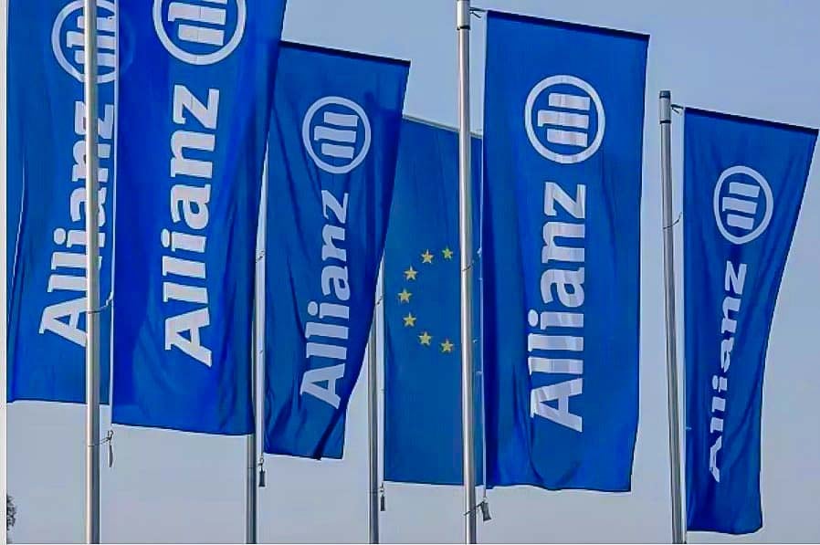 Foto de bandeiras da Allianz hasteadas em mastros