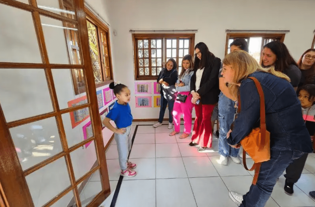 Foto de uma criança da associação beneficiente da Allianz fazendo uma apresentação