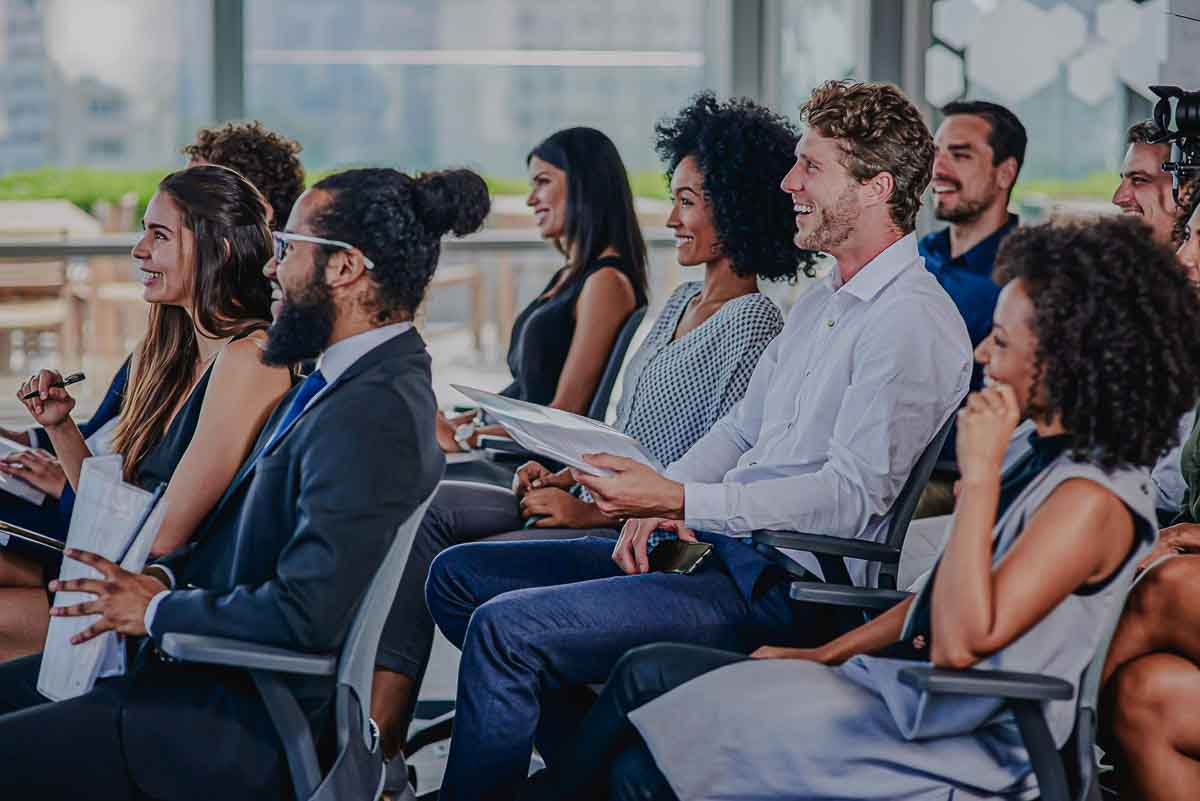 Imagem de pessoas assistindo uma palestra