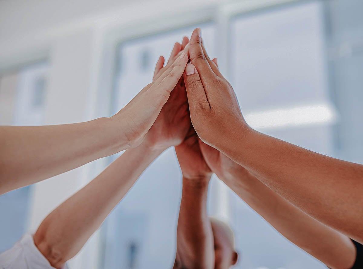 Imagem de pessoas batendo as mãos 