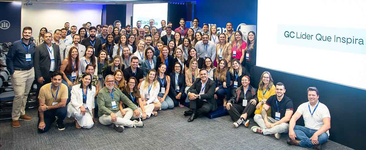 Foto de corretores reunidos para eventos com foco no seguro auto na Baixada Fluminense
