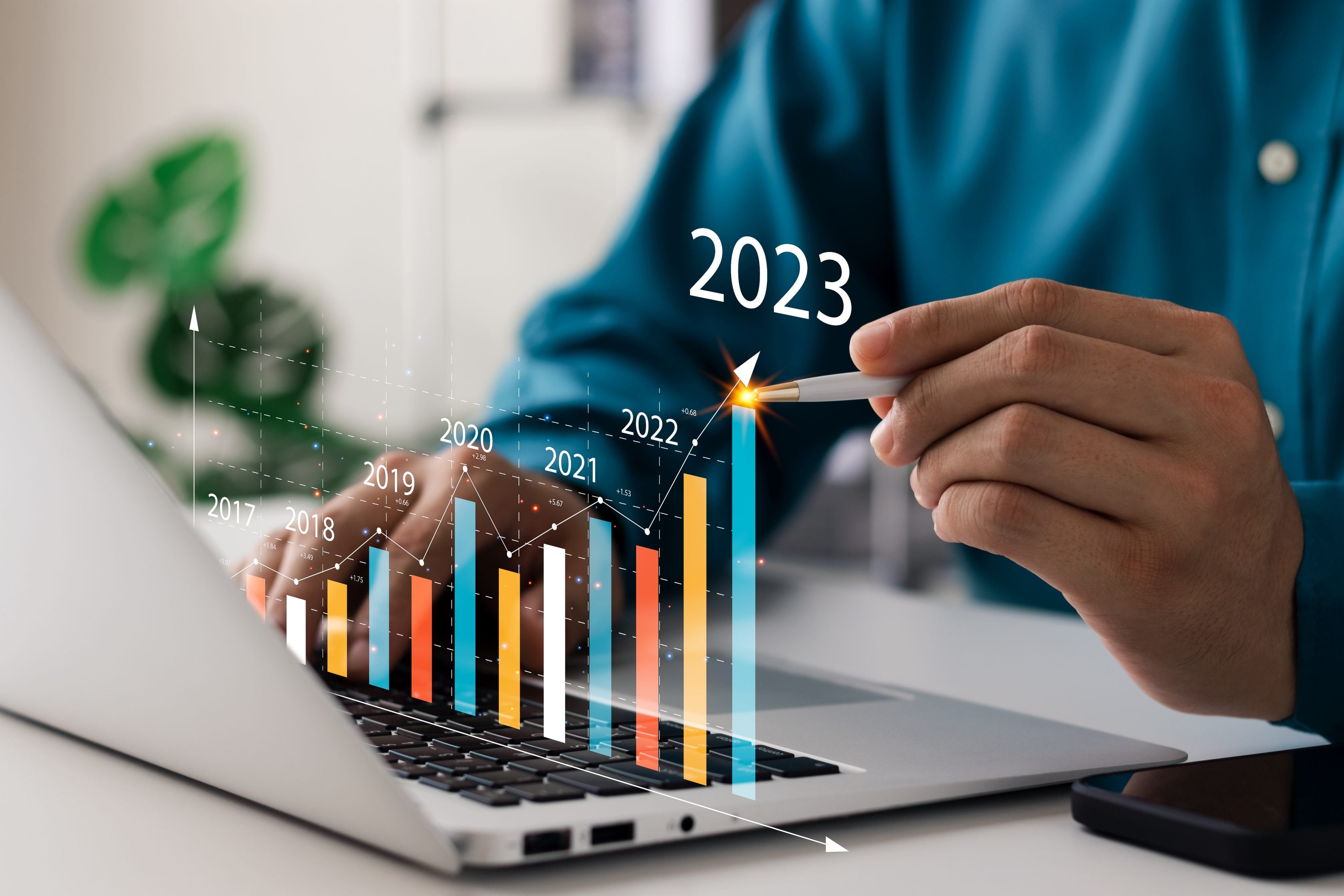Corretor da Allianz analisando um gráfico de crescimento em 2023