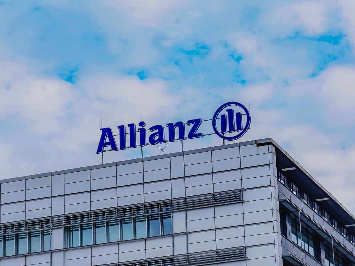 Foto do prédio da Allianz com logo em azul na fachada