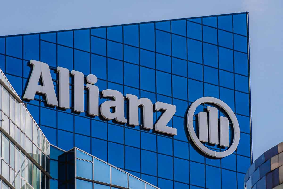 Foto da fachada do prédio da Allianz em escrita branca