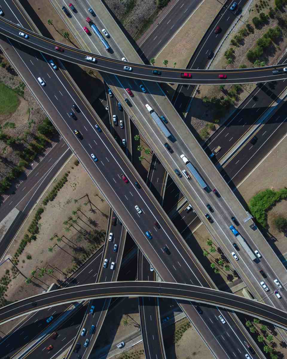 Vista aérea de rodovias com veículos durante feriado.