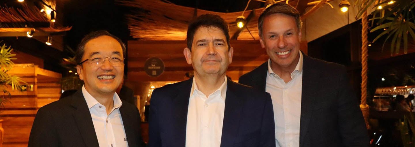 Presidente da Allianz ao centro com dois diretores ao lado na inauguração da nova filial Allianz