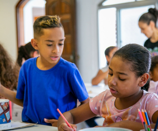 Imagem de crianças da associação beneficiente da Allianz