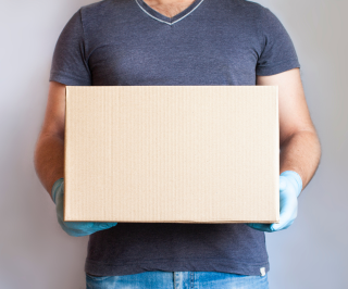 Homem carregando uma caixa de doações em nome da Allianz