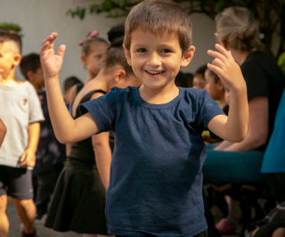 Imagem de uma criança de uma associação beneficiente apoiada pela Allianz