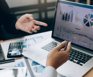 Executivos da Allianz fazendo análises e discutindo dados no notebook