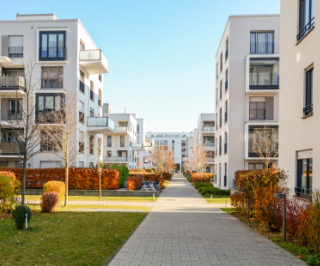 Imagem de um condomínio de prédios representando o seguro de condomínio Allianz